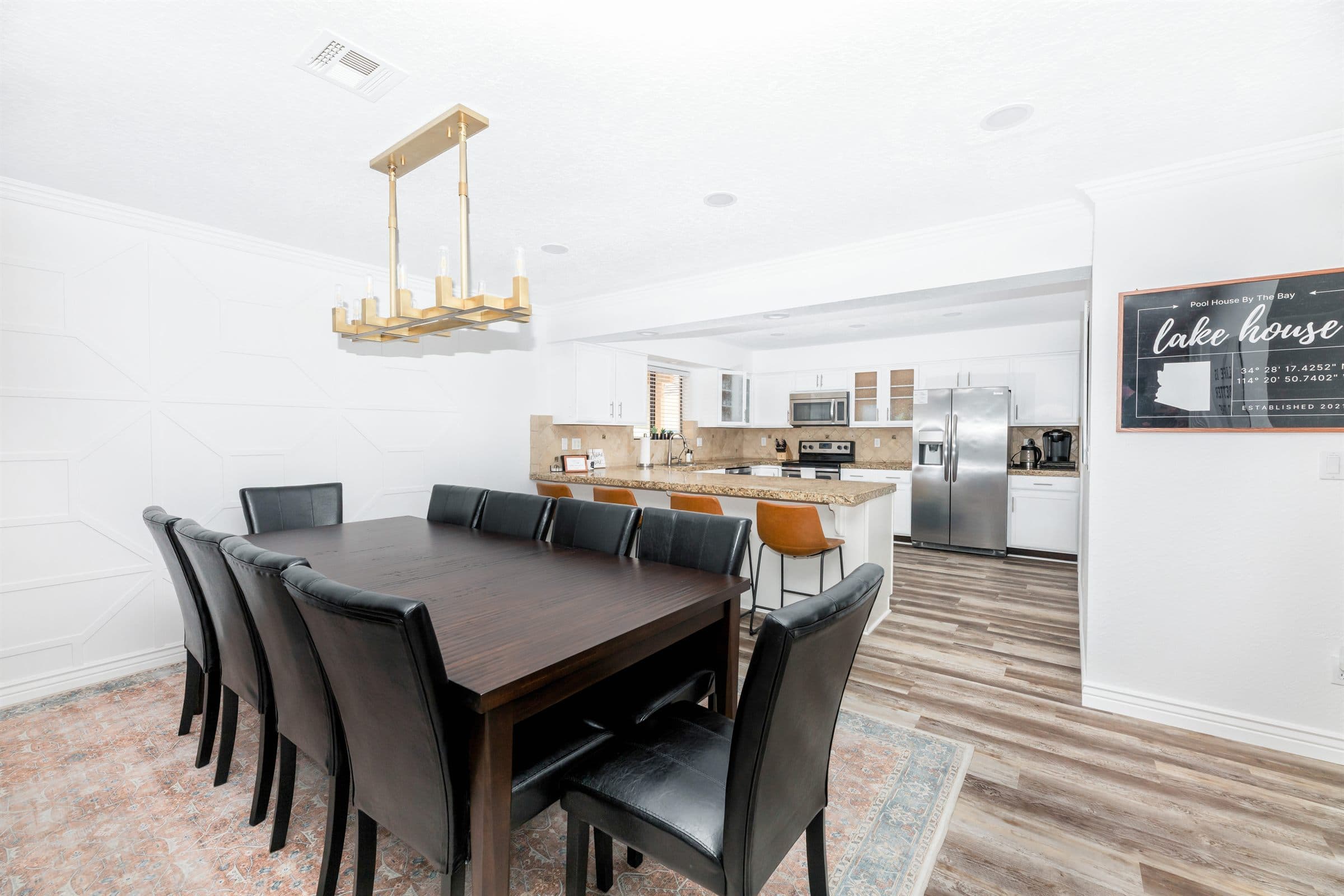 Dining table that seats the whole vacation group